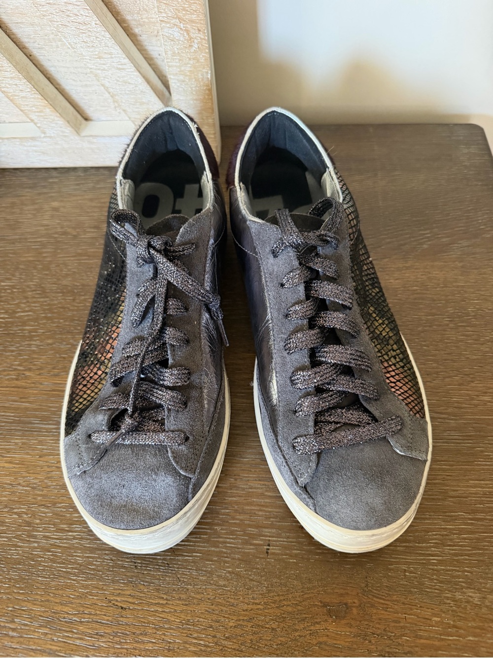 P448 woman’s John sneaker Silver Gray & plum Size-39-8.5-9 - Picture 4 of 6